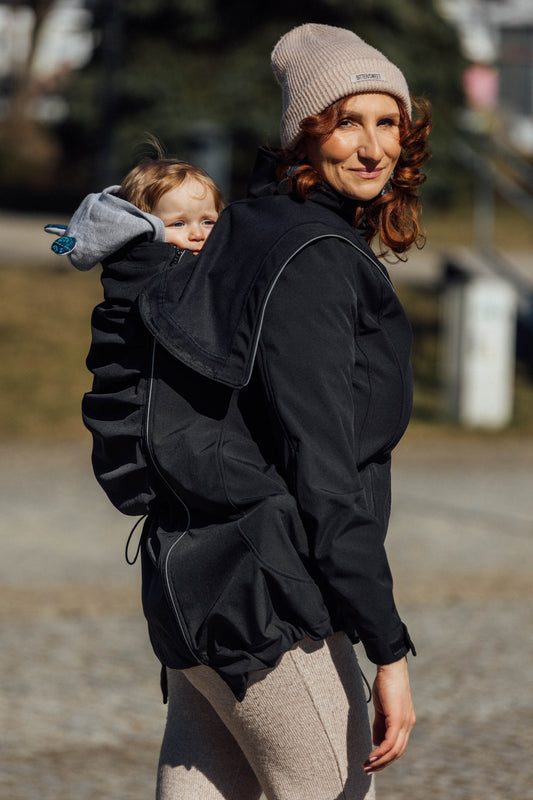 Eine Jacke für alles! Der stylische Softshell-Mantel mit Einsätzen für Schwangerschaft und Babytragen (vorne & hinten) schützt zuverlässig vor Wind und Wetter.