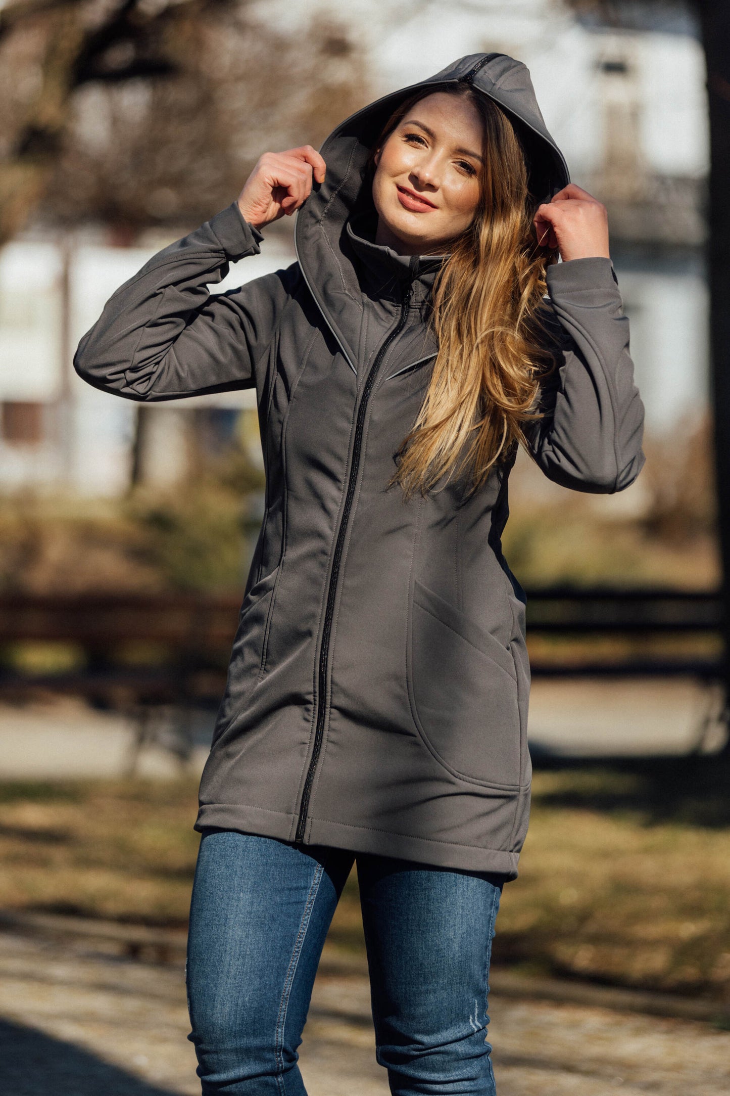 Eine Jacke für alles! Der stylische Softshell-Mantel mit Einsätzen für Schwangerschaft und Babytragen (vorne & hinten) schützt zuverlässig vor Wind und Wetter.