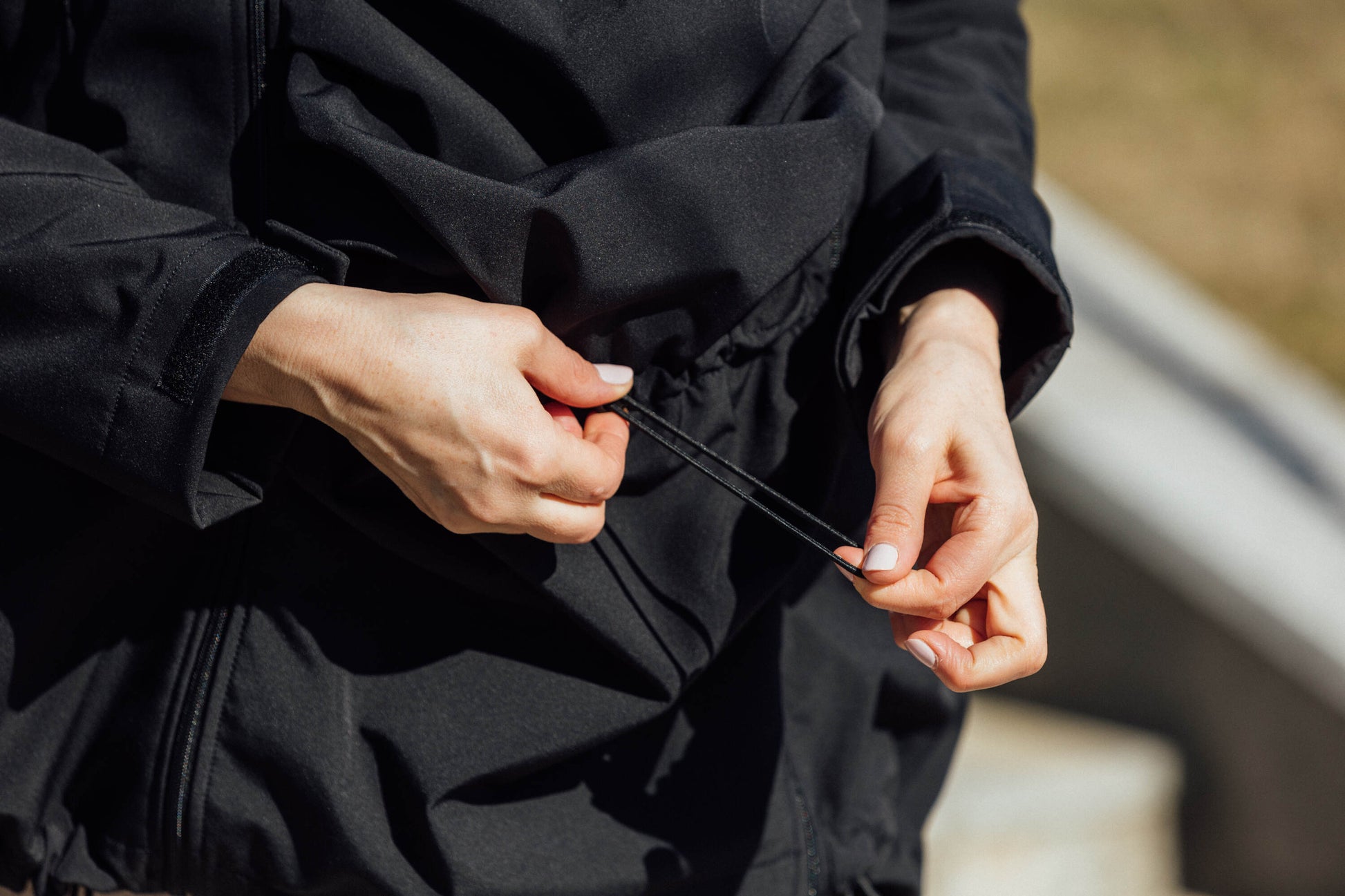 Eine Jacke für alles! Der stylische Softshell-Mantel mit Einsätzen für Schwangerschaft und Babytragen (vorne & hinten) schützt zuverlässig vor Wind und Wetter.