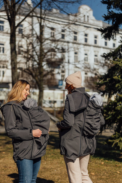 Eine Jacke für alles! Der stylische Softshell-Mantel mit Einsätzen für Schwangerschaft und Babytragen (vorne & hinten) schützt zuverlässig vor Wind und Wetter.