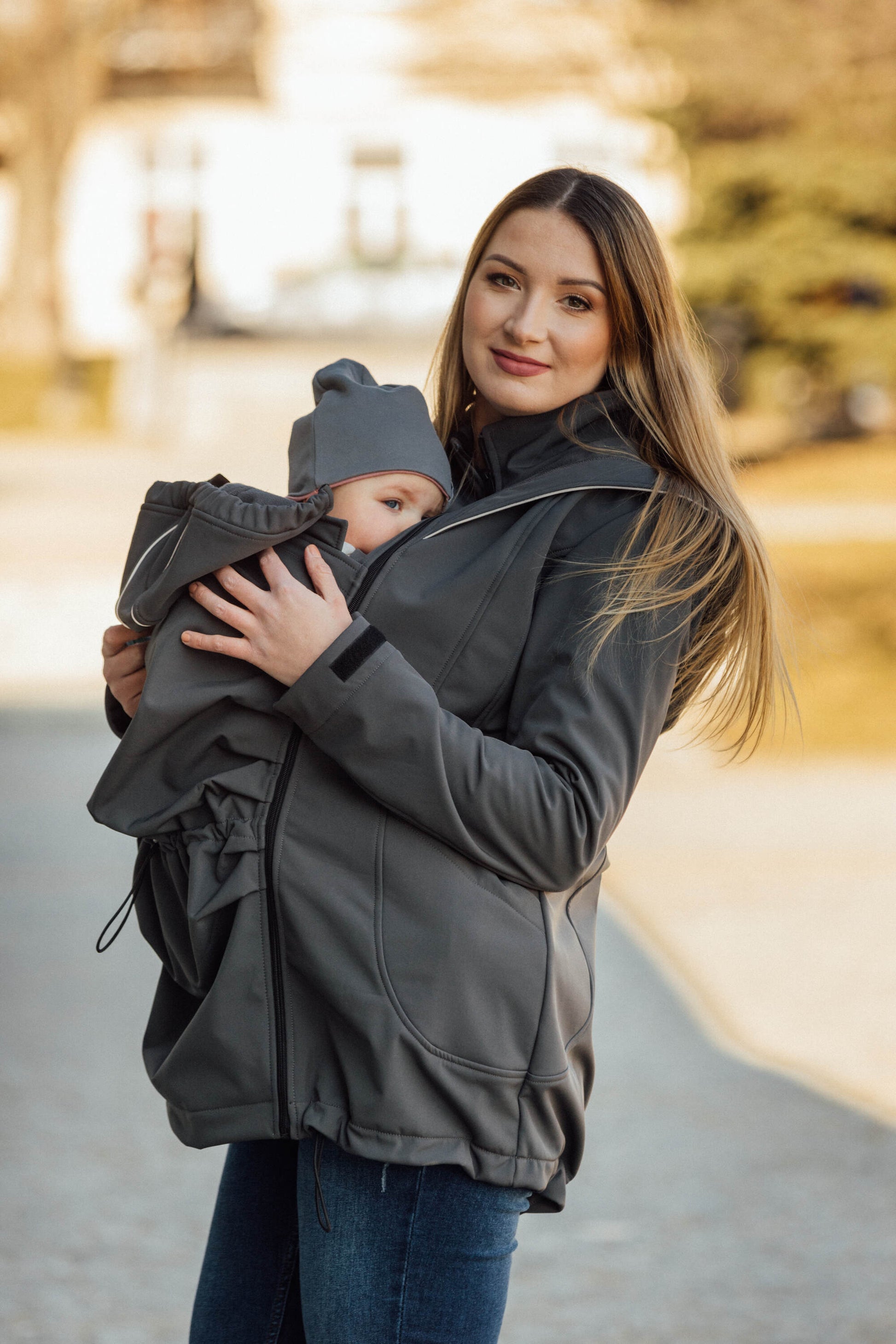 Eine Jacke für alles! Der stylische Softshell-Mantel mit Einsätzen für Schwangerschaft und Babytragen (vorne & hinten) schützt zuverlässig vor Wind und Wetter.