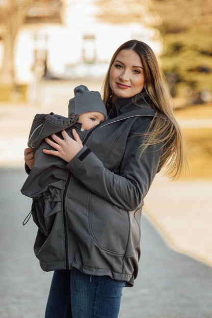 Eine Jacke für alles! Der stylische Softshell-Mantel mit Einsätzen für Schwangerschaft und Babytragen (vorne & hinten) schützt zuverlässig vor Wind und Wetter.