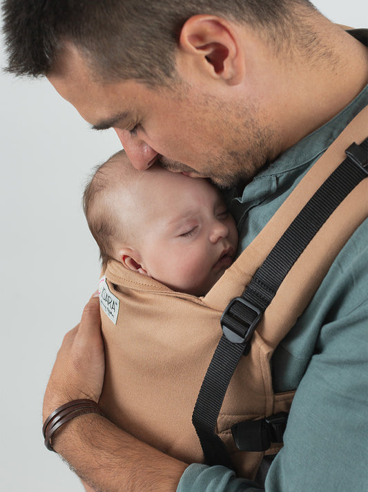 Ergonomischer Komfort ab Geburt. Die stufenlos anpassbare Babytrage aus GOTS-Bio-Baumwolle passt sich millimetergenau an dein wachsendes Kind an.