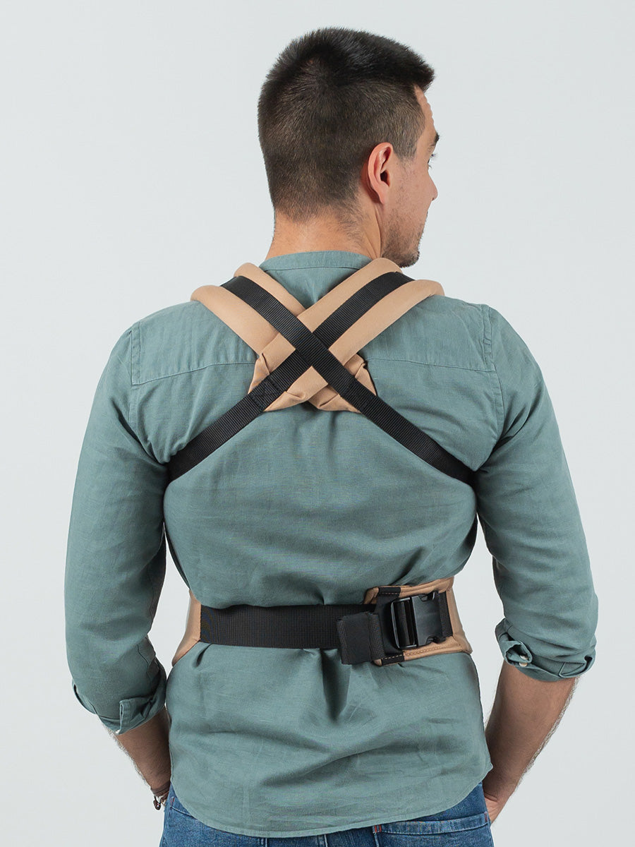 Ergonomischer Komfort ab Geburt. Die stufenlos anpassbare Babytrage aus GOTS-Bio-Baumwolle passt sich millimetergenau an dein wachsendes Kind an.