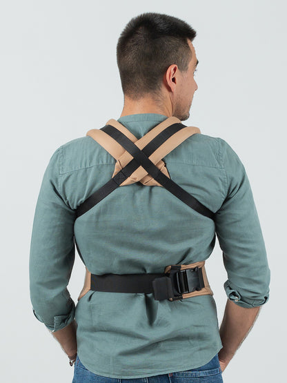 Ergonomischer Komfort ab Geburt. Die stufenlos anpassbare Babytrage aus GOTS-Bio-Baumwolle passt sich millimetergenau an dein wachsendes Kind an.