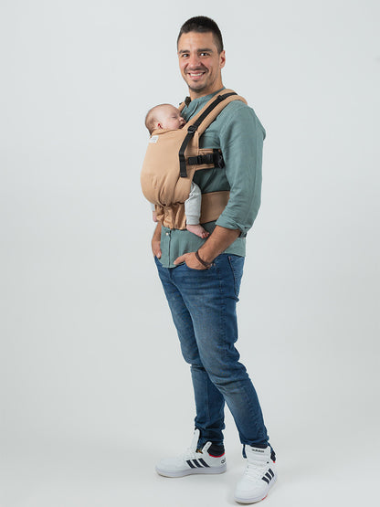 Ergonomischer Komfort ab Geburt. Die stufenlos anpassbare Babytrage aus GOTS-Bio-Baumwolle passt sich millimetergenau an dein wachsendes Kind an.
