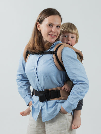 Ergonomischer Komfort ab Geburt. Die stufenlos anpassbare Babytrage aus GOTS-Bio-Baumwolle passt sich millimetergenau an dein wachsendes Kind an.
