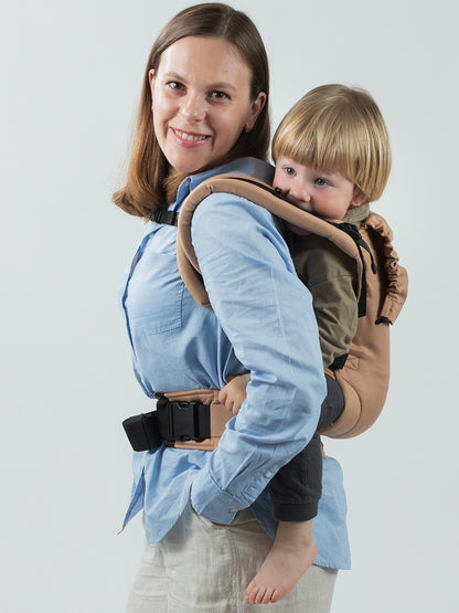 Ergonomischer Komfort ab Geburt. Die stufenlos anpassbare Babytrage aus GOTS-Bio-Baumwolle passt sich millimetergenau an dein wachsendes Kind an.