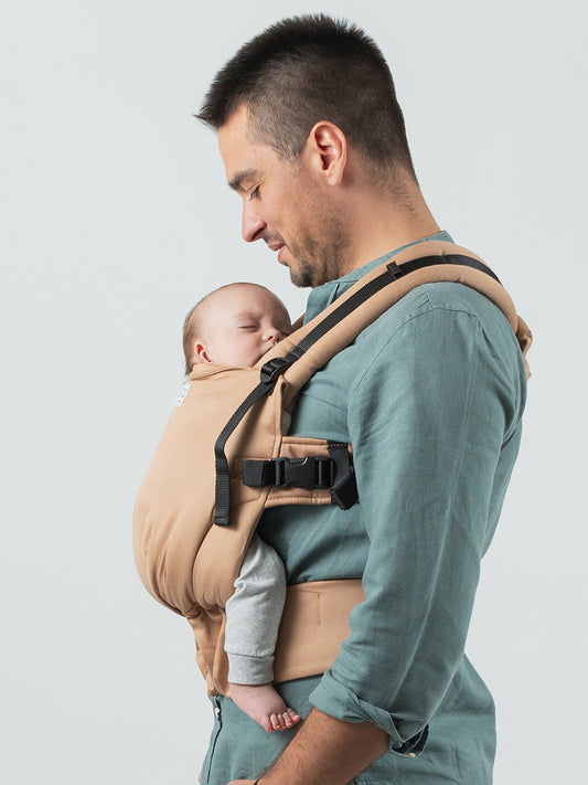Ergonomischer Komfort ab Geburt. Die stufenlos anpassbare Babytrage aus GOTS-Bio-Baumwolle passt sich millimetergenau an dein wachsendes Kind an.
