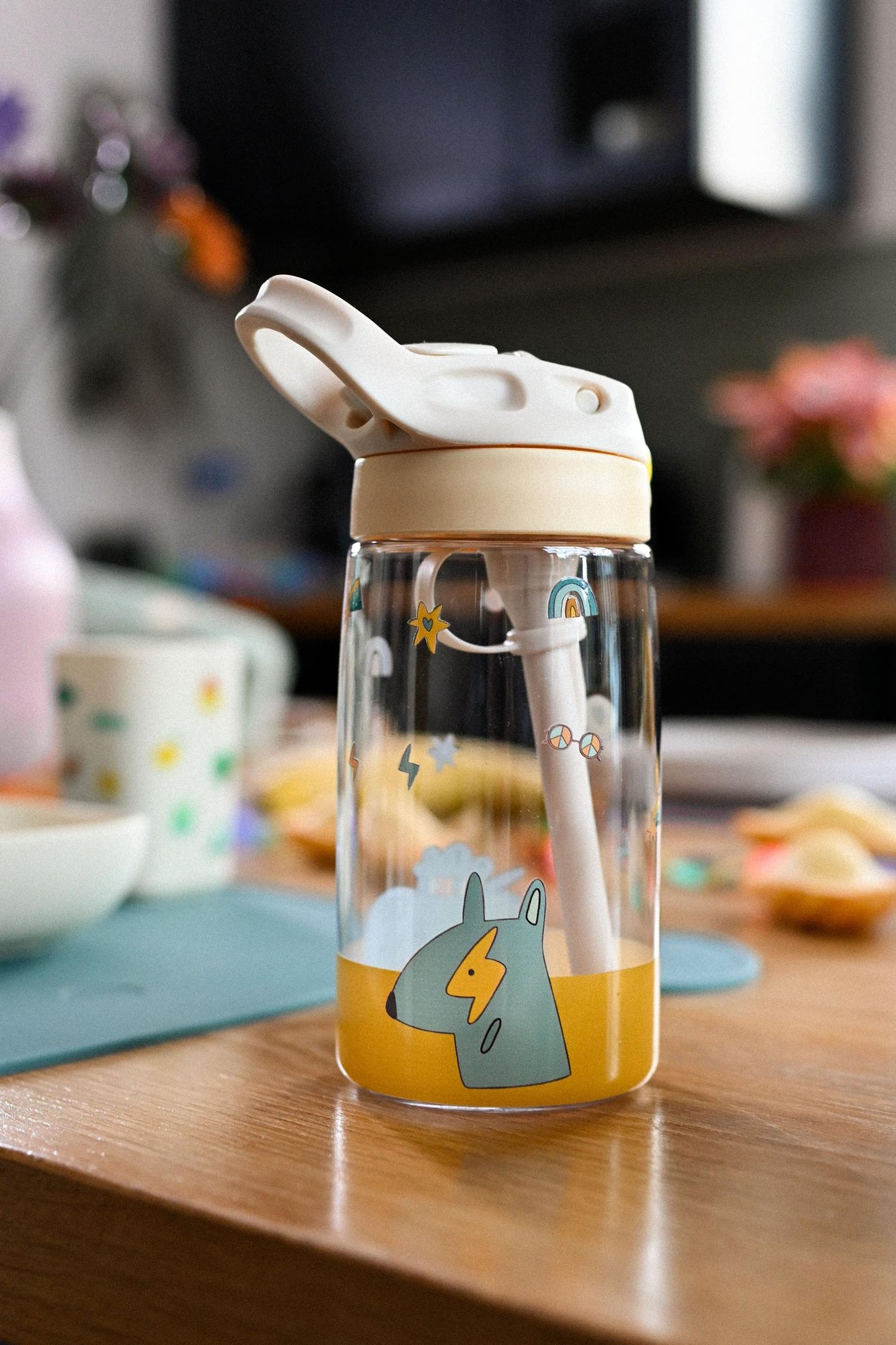 Bruchsicher & auslaufsicher für unterwegs. Die leichte BPA-freie Tritan-Flasche für Kinder punktet mit einem kinderleichten Strohhalm-Verschluss.
