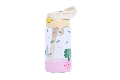 Bruchsicher & auslaufsicher für unterwegs. Die leichte BPA-freie Tritan-Flasche für Kinder punktet mit einem kinderleichten Strohhalm-Verschluss.