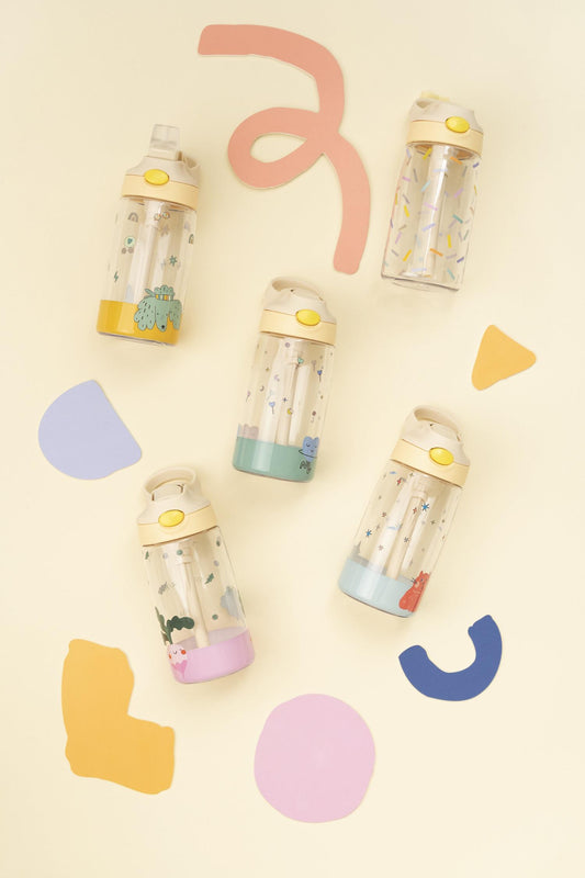 Bruchsicher & auslaufsicher für unterwegs. Die leichte BPA-freie Tritan-Flasche für Kinder punktet mit einem kinderleichten Strohhalm-Verschluss.