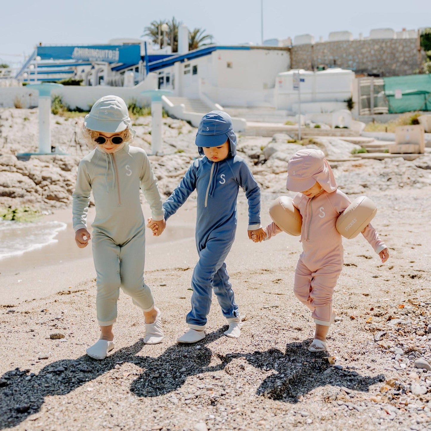 Sicherer Schutz für empfindliche Babyhaut! Der UV-Badeanzug (UPF 50+) reduziert lästiges Eincremen und schützt großflächig am Strand und Pool.