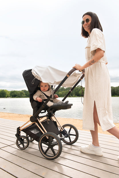 Schatten to go! Das ultraleichte UV-Schutz-Cover (UPF 50+) mit kühlendem Effekt schützt empfindliche Babyhaut im Sommer in jeder Tragehilfe.