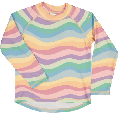 Maximaler Sonnenschutz für den Oberkörper! Das atmungsaktive und schnelltrocknende UV-Langarmshirt mit Schutzfaktor 50+ ist ideal für den Strand.