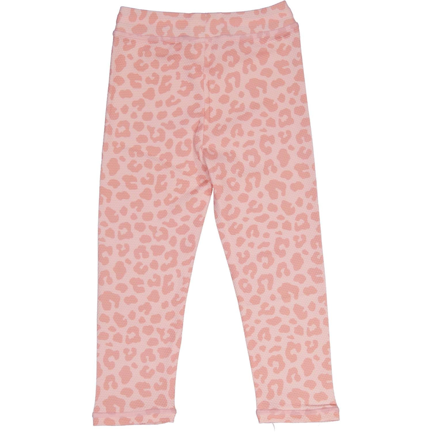 Kompletter Beinschutz vor Sonne und Sand! Die knöchellange UV-Schwimmhose mit Schutzfaktor 50+ im coolen Leo-Look ist bequem und schnelltrocknend.
