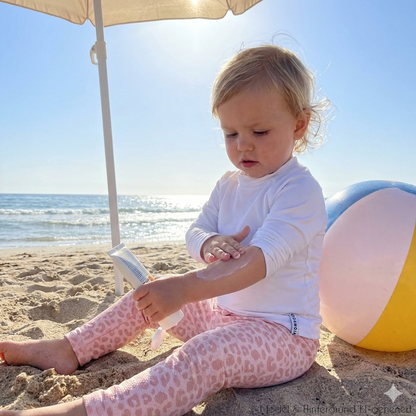 Kompletter Beinschutz vor Sonne und Sand! Die knöchellange UV-Schwimmhose mit Schutzfaktor 50+ im coolen Leo-Look ist bequem und schnelltrocknend.
