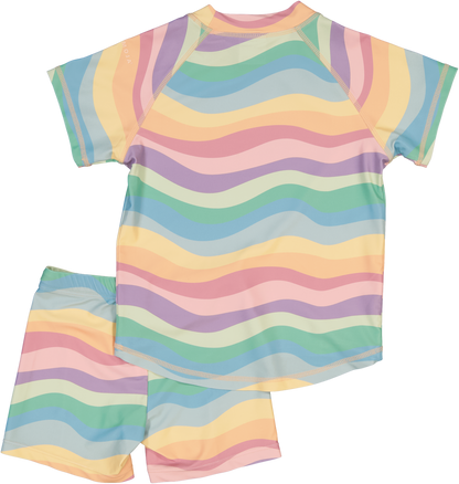 Sorgenfreier Badespaß im Partnerlook! Praktisches 2-teiliges Set aus Kurzarm-Shirt und Badeshorts mit UV-Schutz 50+ schützt vor starker Sonneneinstrahlung.