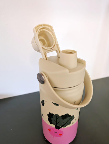 Einfach austauschen! Der auslaufsichere Wechseldeckel verwandelt die The Cotton Cloud Flasche im Handumdrehen in eine praktische Sportflasche für größere Kids.