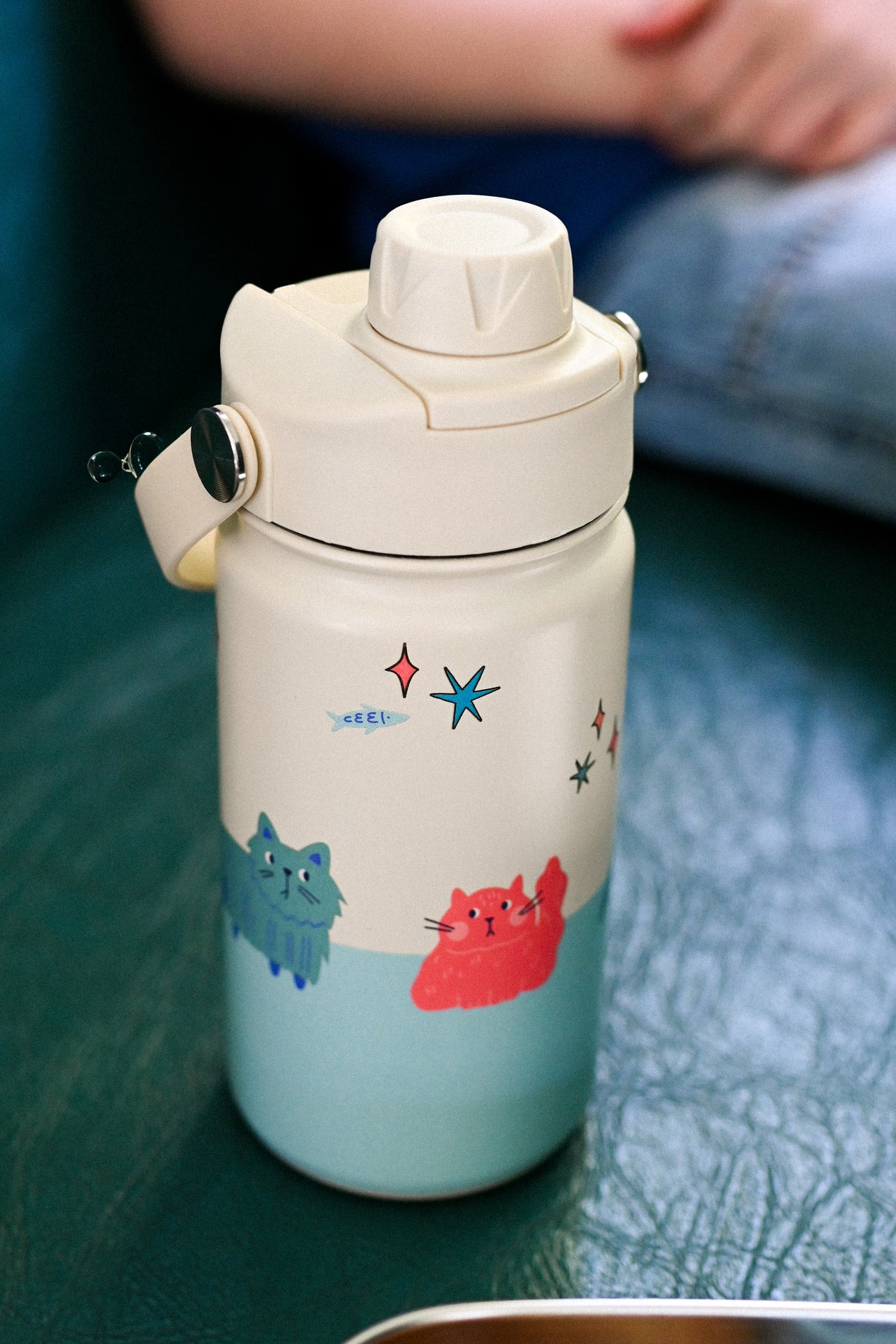 Einfach austauschen! Der auslaufsichere Wechseldeckel verwandelt die The Cotton Cloud Flasche im Handumdrehen in eine praktische Sportflasche für größere Kids.