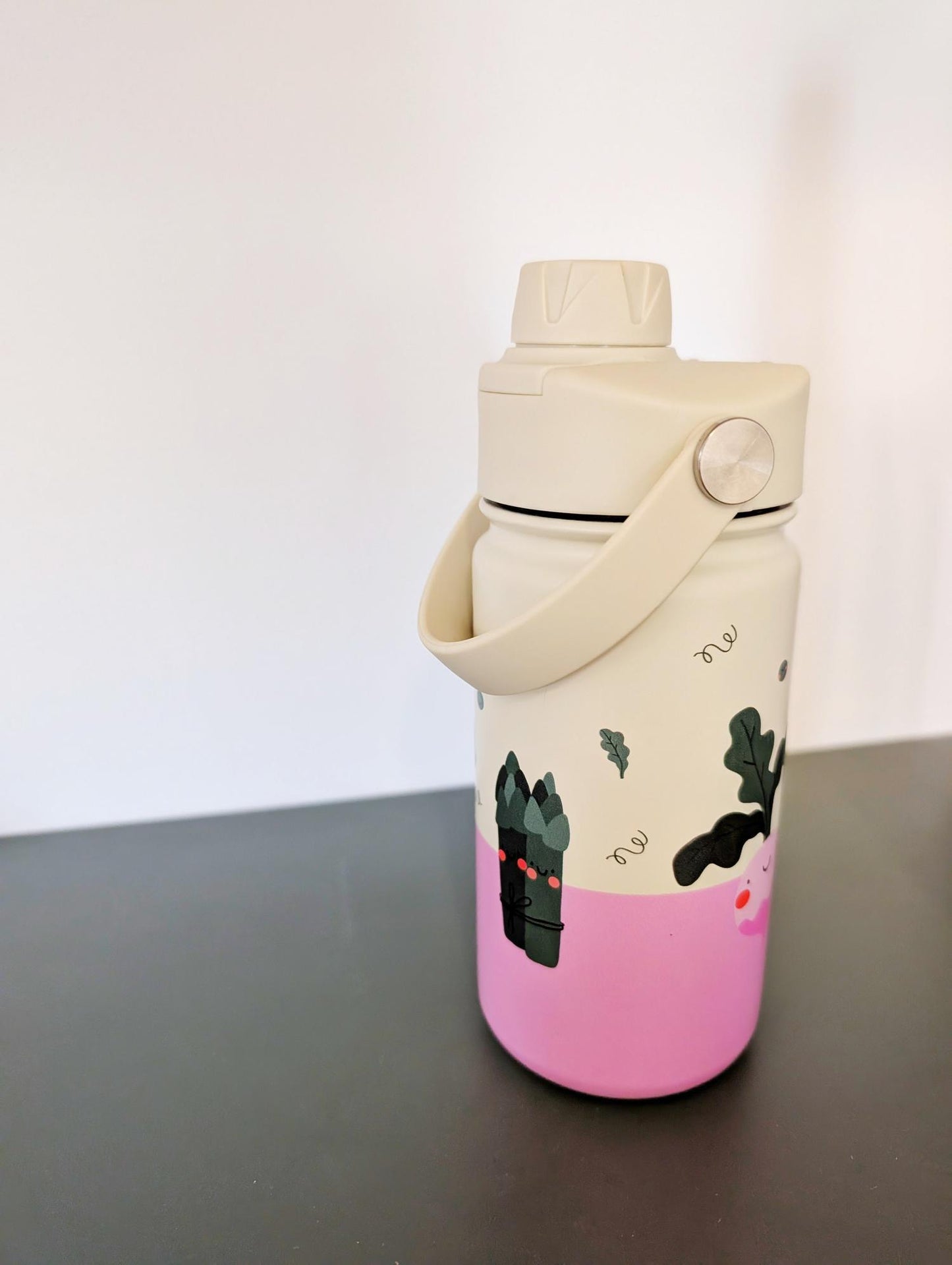Einfach austauschen! Der auslaufsichere Wechseldeckel verwandelt die The Cotton Cloud Flasche im Handumdrehen in eine praktische Sportflasche für größere Kids.