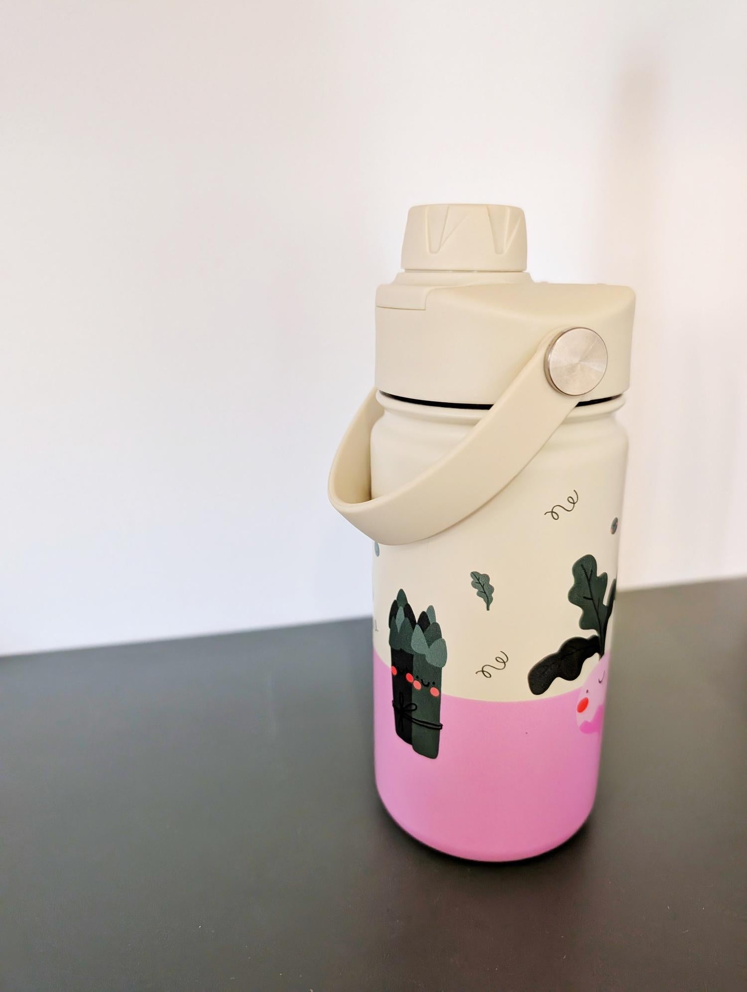 Einfach austauschen! Der auslaufsichere Wechseldeckel verwandelt die The Cotton Cloud Flasche im Handumdrehen in eine praktische Sportflasche für größere Kids.