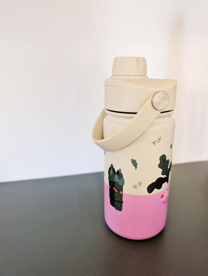 Einfach austauschen! Der auslaufsichere Wechseldeckel verwandelt die The Cotton Cloud Flasche im Handumdrehen in eine praktische Sportflasche für größere Kids.