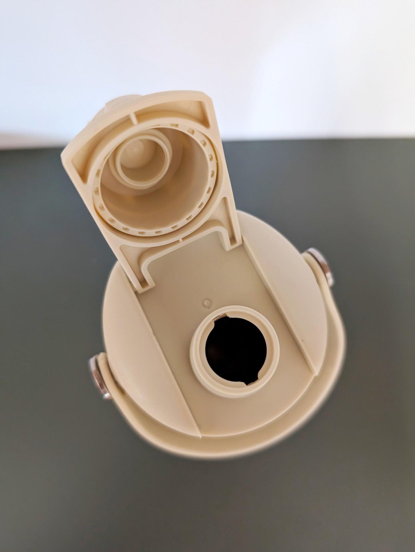 Einfach austauschen! Der auslaufsichere Wechseldeckel verwandelt die The Cotton Cloud Flasche im Handumdrehen in eine praktische Sportflasche für größere Kids.