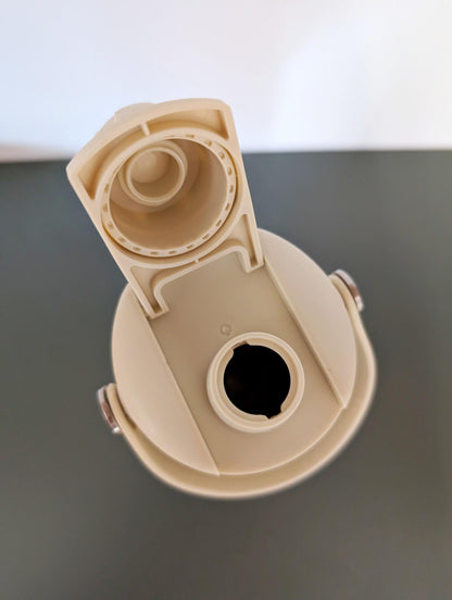 Einfach austauschen! Der auslaufsichere Wechseldeckel verwandelt die The Cotton Cloud Flasche im Handumdrehen in eine praktische Sportflasche für größere Kids.