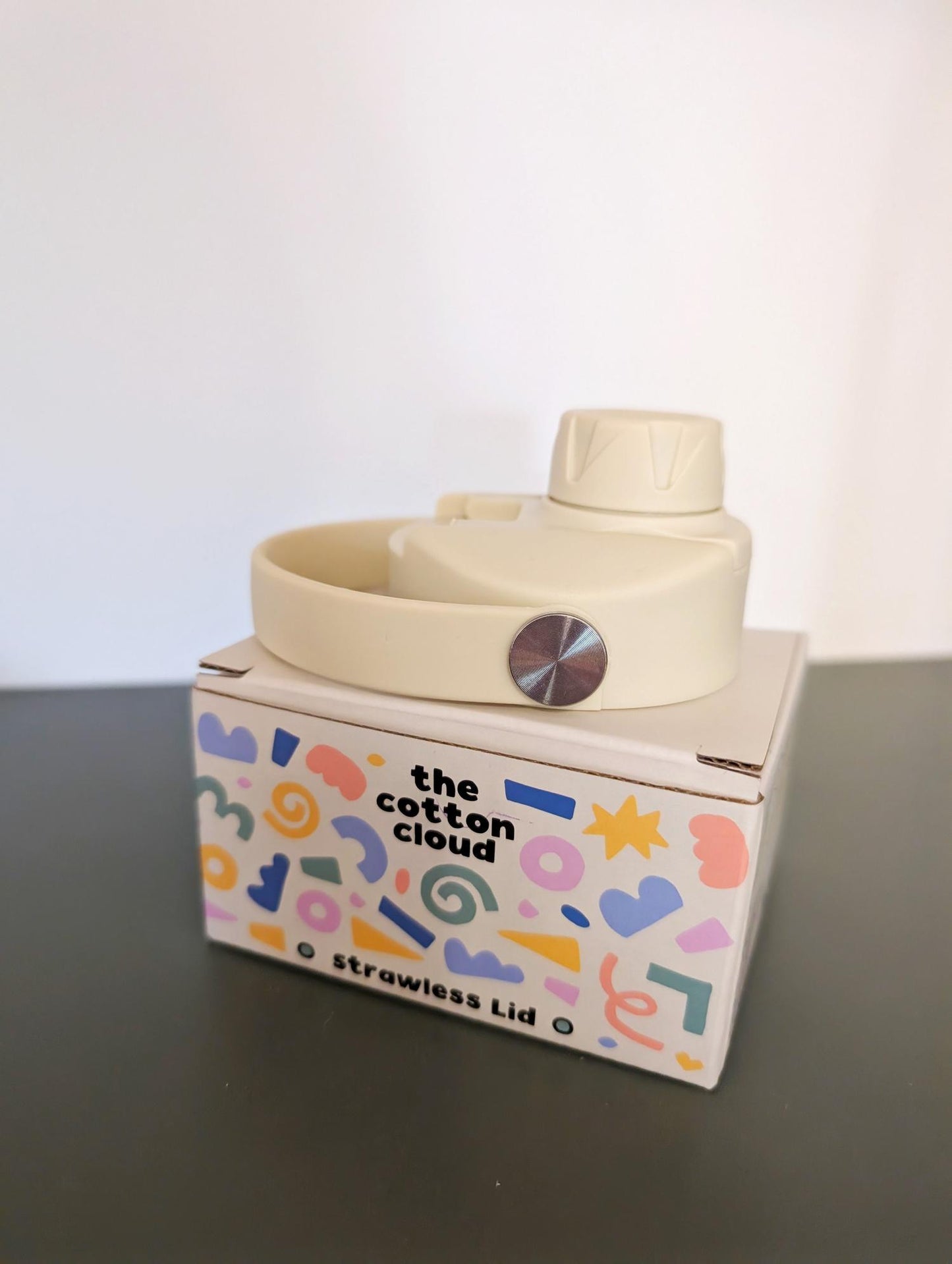 Einfach austauschen! Der auslaufsichere Wechseldeckel verwandelt die The Cotton Cloud Flasche im Handumdrehen in eine praktische Sportflasche für größere Kids.