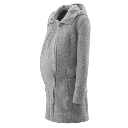 Eleganz trifft Naturfaser. Der edle 4-in-1 Wintermantel aus reinem Wollwalk ist klimaregulierend, schmutzabweisend und wärmt wunderbar beim Babytragen.