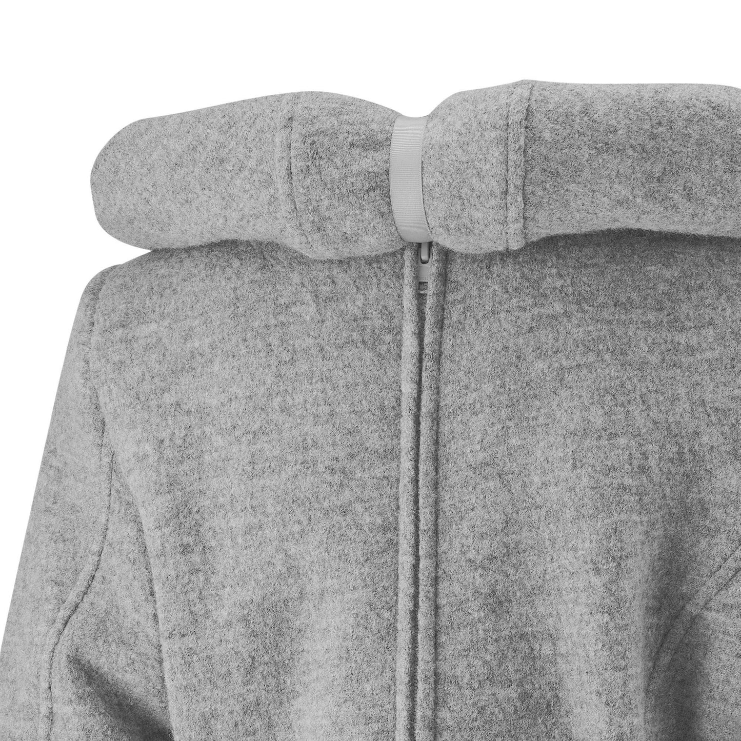 Eleganz trifft Naturfaser. Der edle 4-in-1 Wintermantel aus reinem Wollwalk ist klimaregulierend, schmutzabweisend und wärmt wunderbar beim Babytragen.