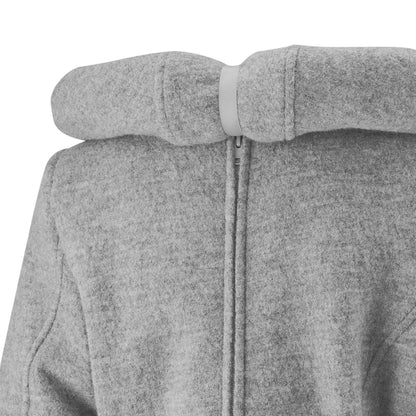 Eleganz trifft Naturfaser. Der edle 4-in-1 Wintermantel aus reinem Wollwalk ist klimaregulierend, schmutzabweisend und wärmt wunderbar beim Babytragen.