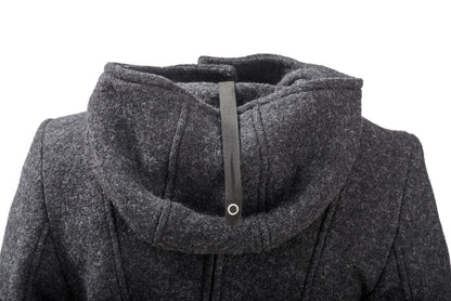 Eleganz trifft Naturfaser. Der edle 4-in-1 Wintermantel aus reinem Wollwalk ist klimaregulierend, schmutzabweisend und wärmt wunderbar beim Babytragen.