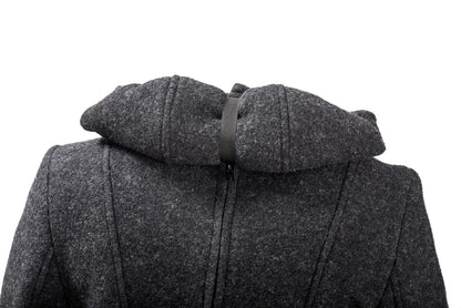 Eleganz trifft Naturfaser. Der edle 4-in-1 Wintermantel aus reinem Wollwalk ist klimaregulierend, schmutzabweisend und wärmt wunderbar beim Babytragen.