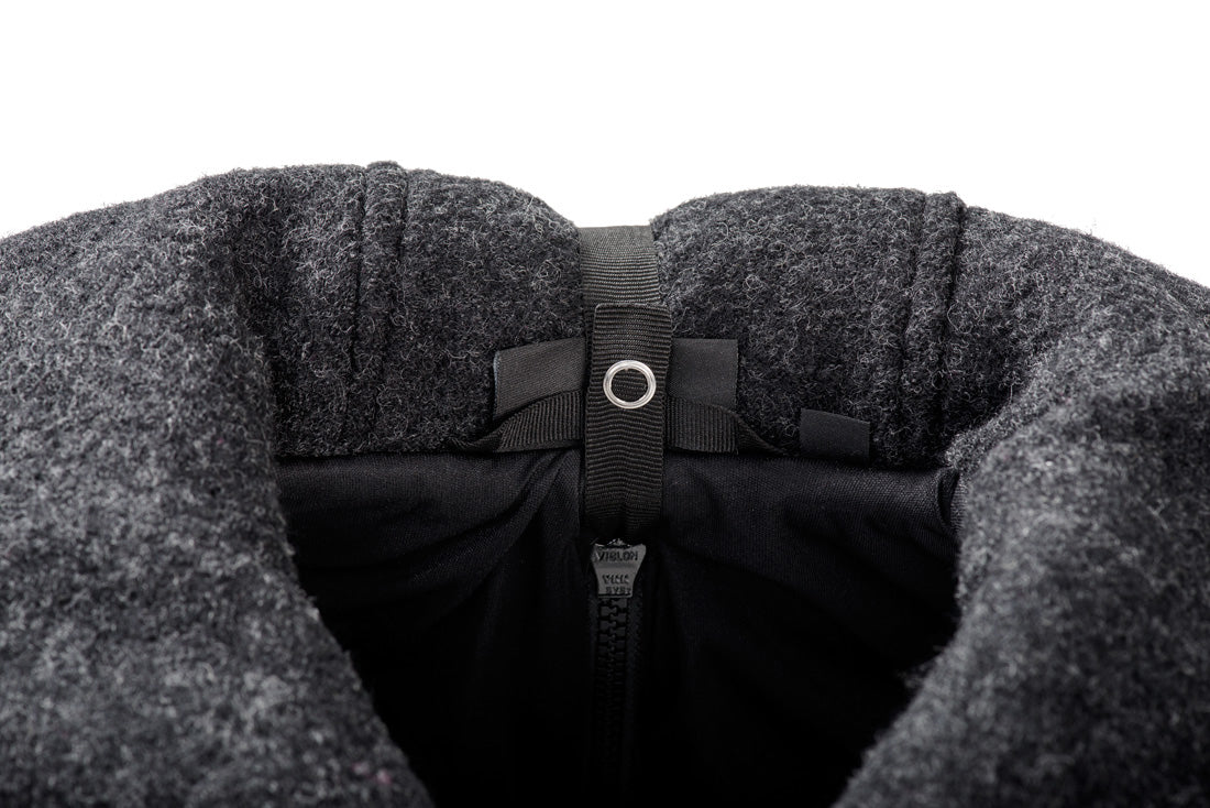 Eleganz trifft Naturfaser. Der edle 4-in-1 Wintermantel aus reinem Wollwalk ist klimaregulierend, schmutzabweisend und wärmt wunderbar beim Babytragen.