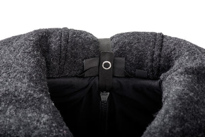 Eleganz trifft Naturfaser. Der edle 4-in-1 Wintermantel aus reinem Wollwalk ist klimaregulierend, schmutzabweisend und wärmt wunderbar beim Babytragen.