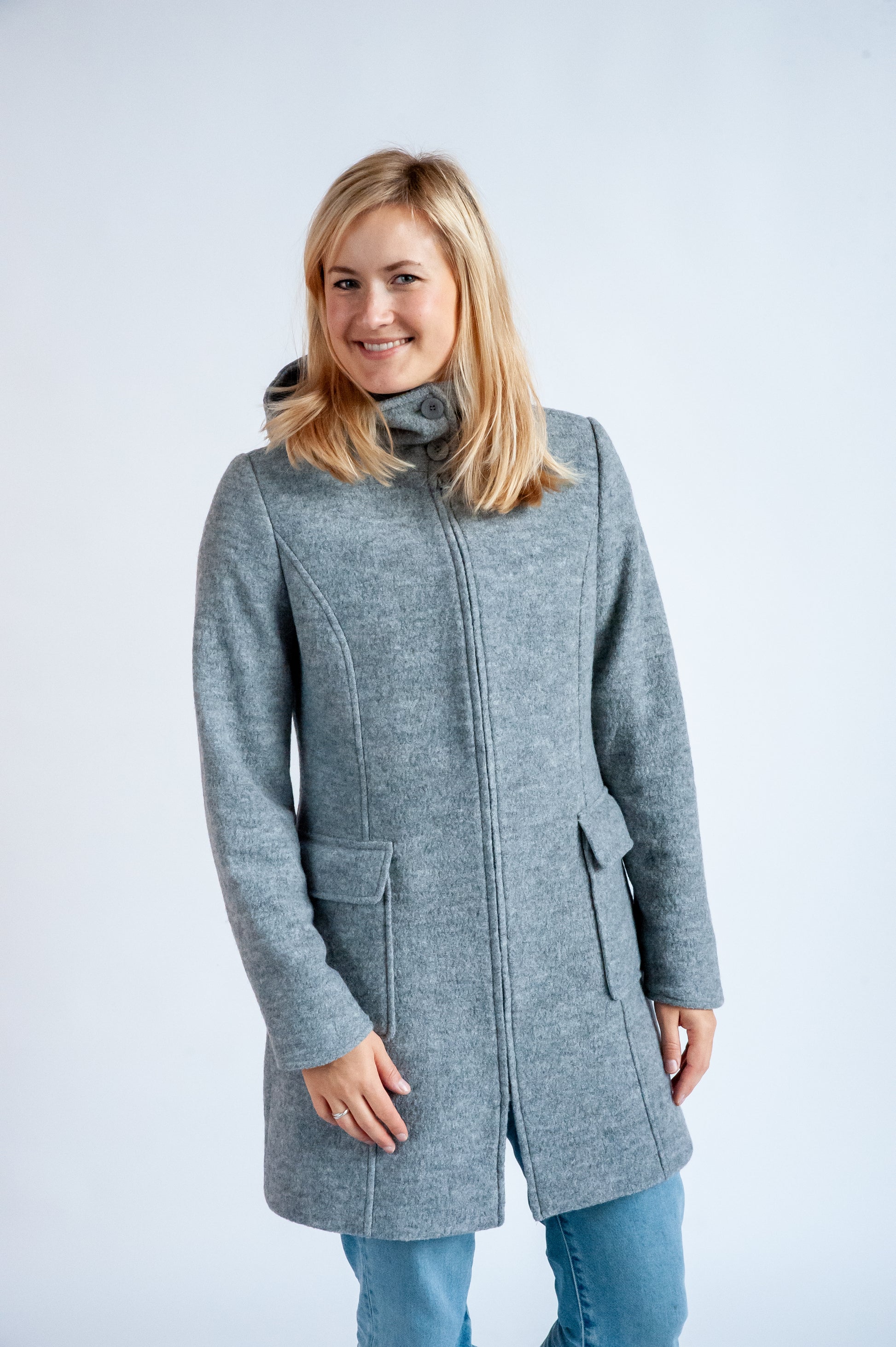 Eleganz trifft Naturfaser. Der edle 4-in-1 Wintermantel aus reinem Wollwalk ist klimaregulierend, schmutzabweisend und wärmt wunderbar beim Babytragen.