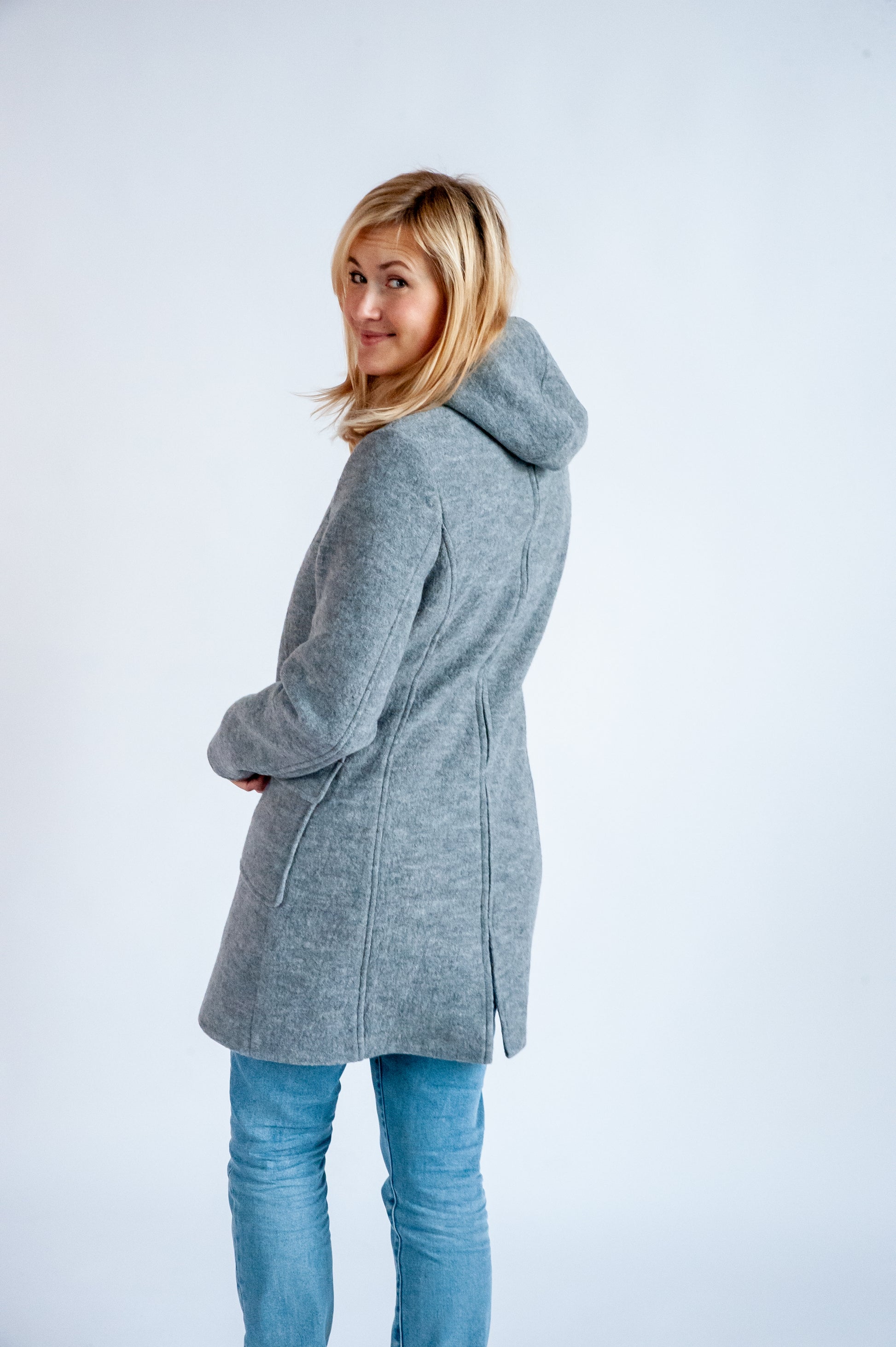 Eleganz trifft Naturfaser. Der edle 4-in-1 Wintermantel aus reinem Wollwalk ist klimaregulierend, schmutzabweisend und wärmt wunderbar beim Babytragen.