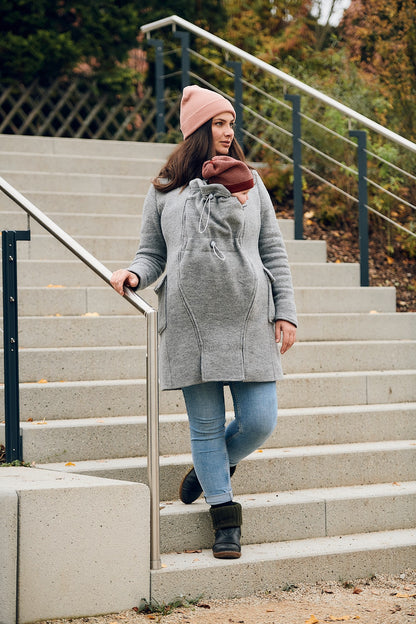 Eleganz trifft Naturfaser. Der edle 4-in-1 Wintermantel aus reinem Wollwalk ist klimaregulierend, schmutzabweisend und wärmt wunderbar beim Babytragen.