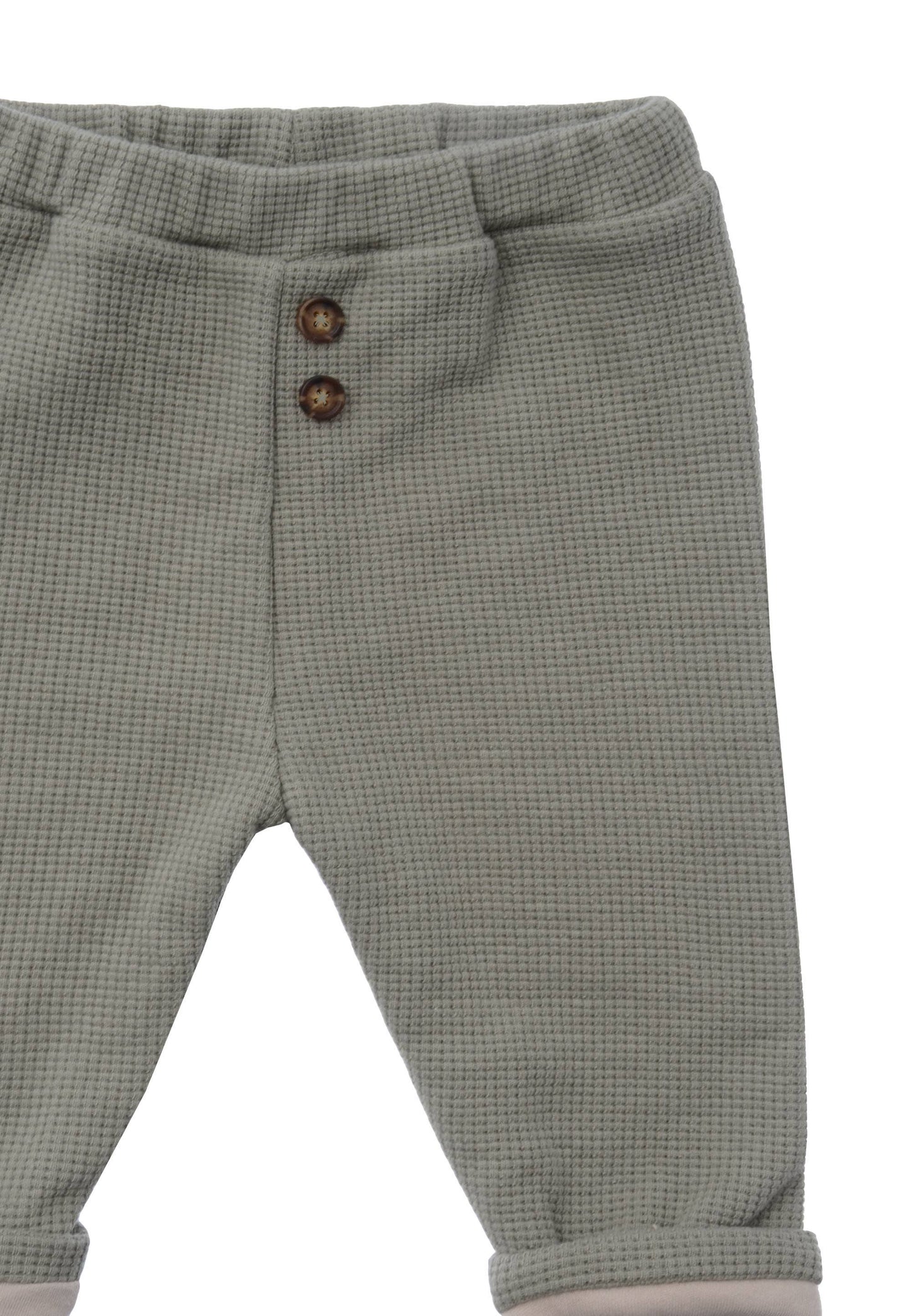 Die ideale Hose für kleine Wirbelwinde! Weicher Waffelpiqué aus 100% Baumwolle ist robust, atmungsaktiv und sitzt dank Komfortbund einfach perfekt.
