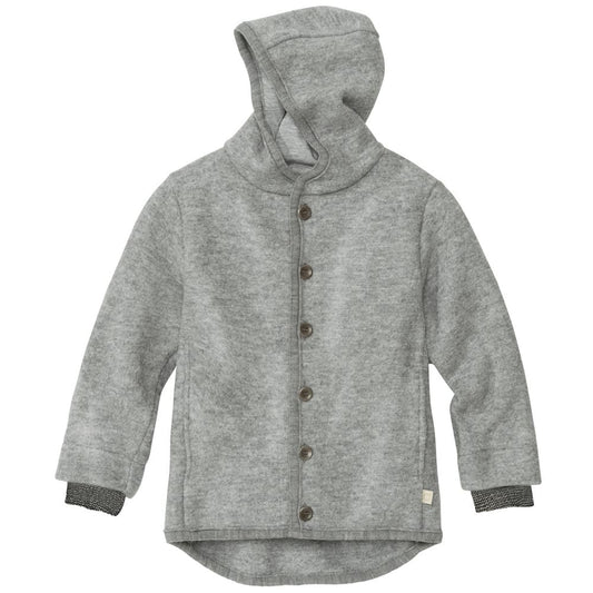 Robust, warm und wetterfest! Die Kapuzenjacke aus dicht gewalkter Merinowolle wärmt wunderbar, ist schmutzabweisend und ideal für Wald und Spielplatz.