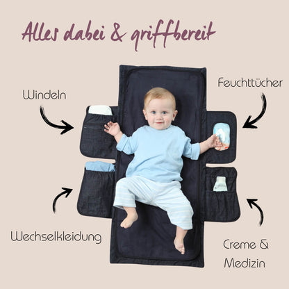 Der Retter für unterwegs! Die faltbare Wickelunterlage aus weichem Tragetuchstoff passt in jede Hosentasche und bietet Platz für Windeln und Feuchttücher.