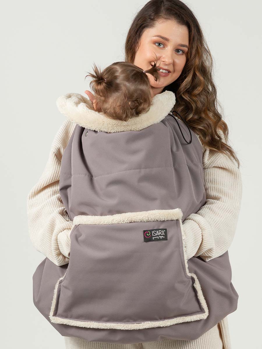 Zuverlässiger Wetterschutz für kalte Tage! Das weich gefütterte Softshell-Cover hält dein Baby im Winter warm – passend für alle Tragen & Kinderwagen.