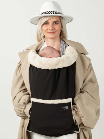 Zuverlässiger Wetterschutz für kalte Tage! Das weich gefütterte Softshell-Cover hält dein Baby im Winter warm – passend für alle Tragen & Kinderwagen.