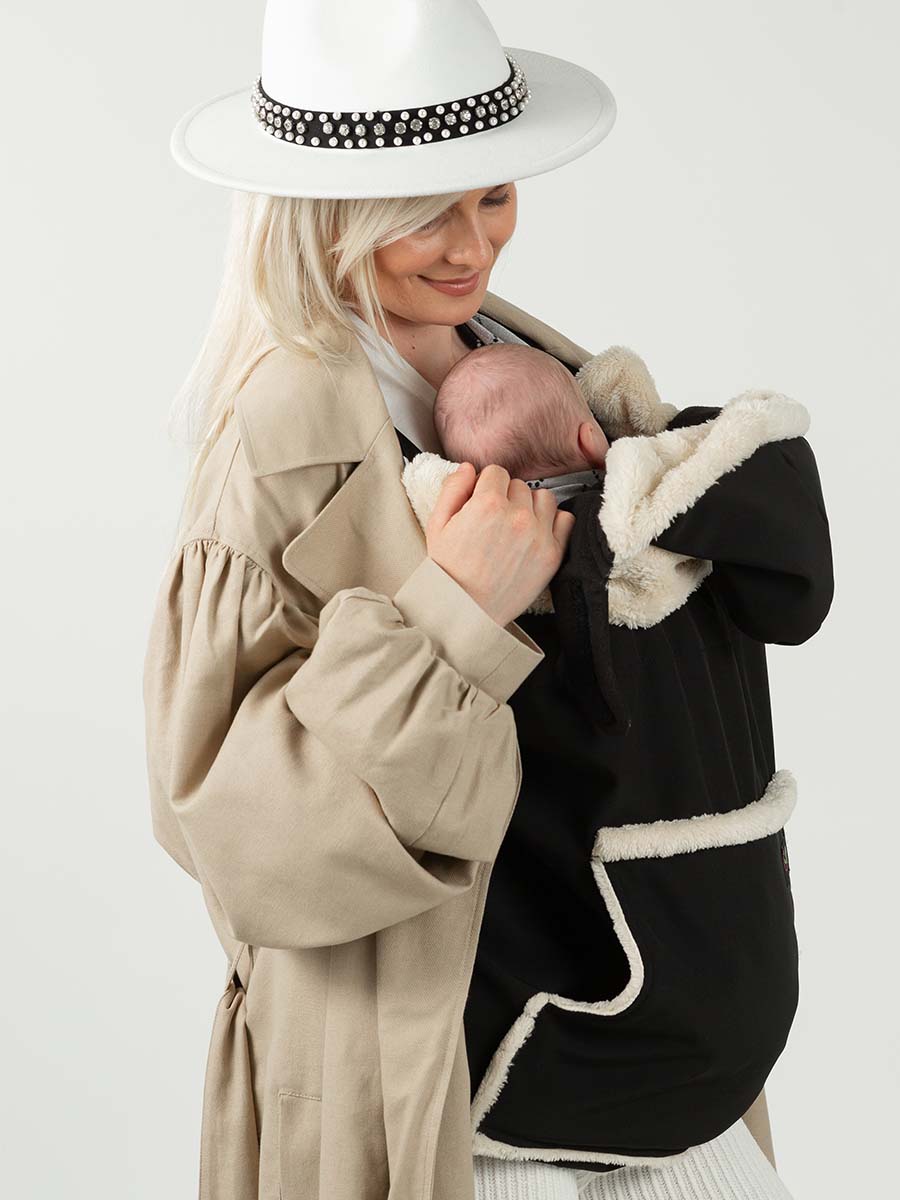 Zuverlässiger Wetterschutz für kalte Tage! Das weich gefütterte Softshell-Cover hält dein Baby im Winter warm – passend für alle Tragen & Kinderwagen.