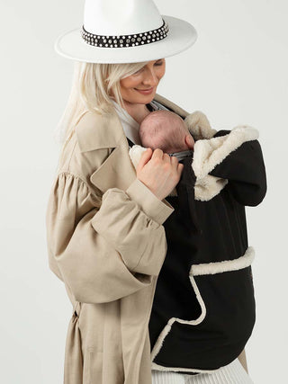 Zuverlässiger Wetterschutz für kalte Tage! Das weich gefütterte Softshell-Cover hält dein Baby im Winter warm – passend für alle Tragen & Kinderwagen.