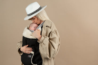 Zuverlässiger Wetterschutz für kalte Tage! Das weich gefütterte Softshell-Cover hält dein Baby im Winter warm – passend für alle Tragen & Kinderwagen.
