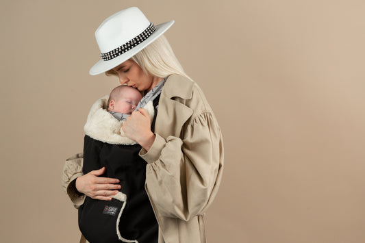 Zuverlässiger Wetterschutz für kalte Tage! Das weich gefütterte Softshell-Cover hält dein Baby im Winter warm – passend für alle Tragen & Kinderwagen.