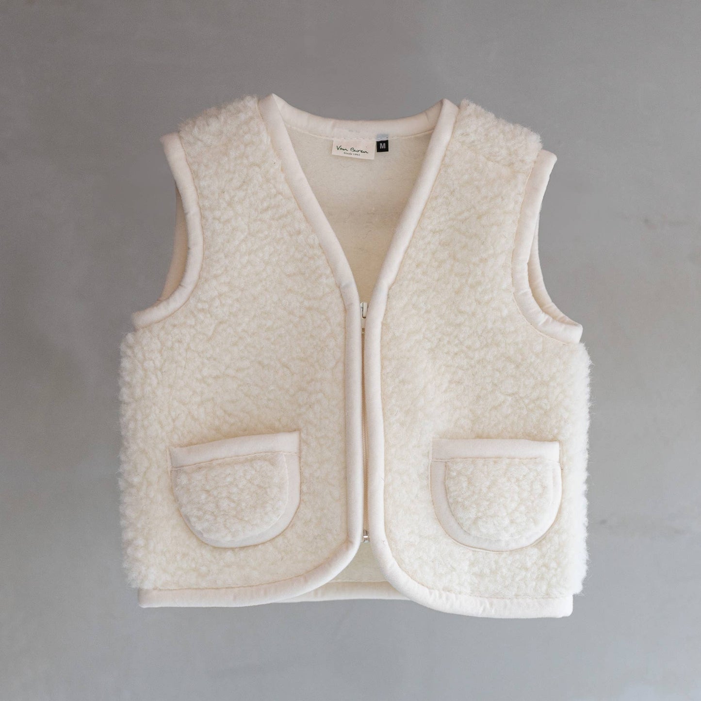 Natürliche Wärme für kleine Abenteurer! Die temperaturregulierende Kinderweste aus 100% Wolle ist das ideale Basic für das praktische Zwiebelprinzip.